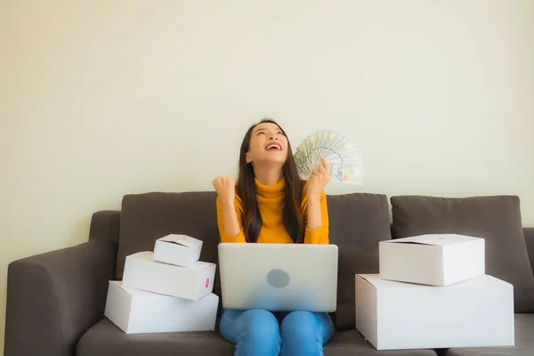 Portret jonge aziatische vrouw met behulp van laptop computer voor het werk met p — Stockfoto