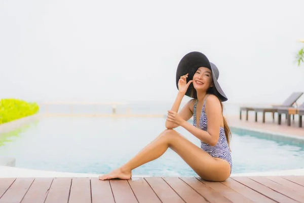 Retrato jovem asiático mulher feliz sorriso relaxar ao redor ao ar livre natação — Fotografia de Stock