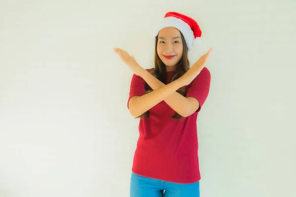 Porträtt vackra unga asiatiska kvinnor bär tomte hatt för kändis — Stockfoto