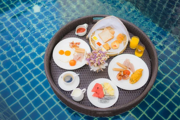 Breakfast set floating around swimming pool — 스톡 사진