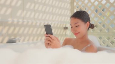 Güzel Asyalı kadının evde banyo yaptığı görüntüler.