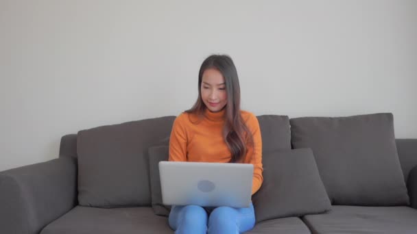 Evde Dizüstü Bilgisayarla Çalışan Asyalı Kadının Görüntüleri — Stok video