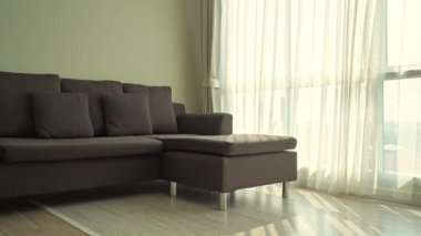 Lüks mobilyalı otel odasının görüntüleri.