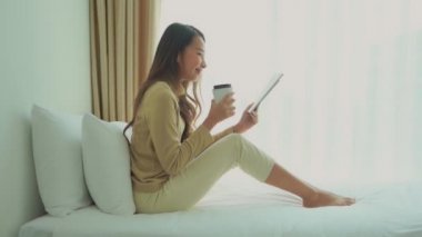 Güzel Asyalı kadının evde kahve içtiği görüntüler.