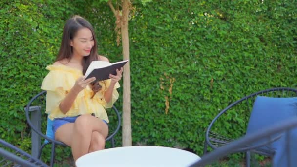 Filmmaterial Von Schönen Asiatischen Frau Lesen Buch Hause — Stockvideo