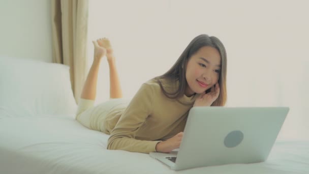 Evde Dizüstü Bilgisayarla Çalışan Asyalı Kadının Görüntüleri — Stok video