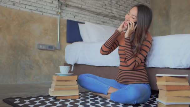 Footage Beautiful Asian Woman Talking Phone Home — Stock Video