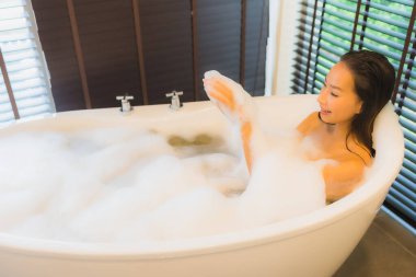 Güzel bir Asyalı kadın portresi. Mutlu bir gülümseme.