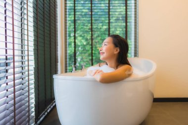 Güzel bir Asyalı kadın portresi. Mutlu bir gülümseme.