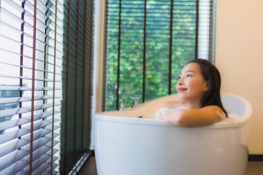 Güzel bir Asyalı kadın portresi. Mutlu bir gülümseme.