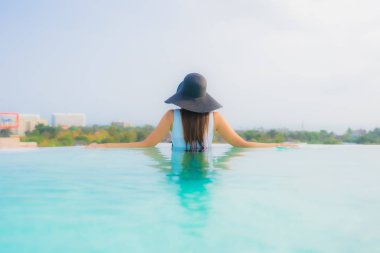 Asyalı kız mutlu gülümsemek güzel genç kadın portre dinlenmek