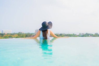 Asyalı kız mutlu gülümsemek güzel genç kadın portre dinlenmek