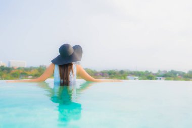 Asyalı kız mutlu gülümsemek güzel genç kadın portre dinlenmek