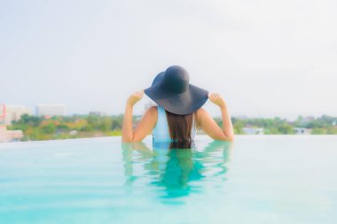 Asyalı kız mutlu gülümsemek güzel genç kadın portre dinlenmek