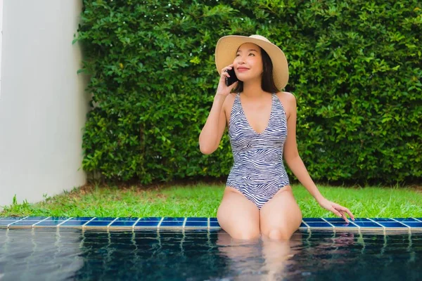 Retrato jovem mulher asiática usando telefone celular inteligente em torno de outdo — Fotografia de Stock