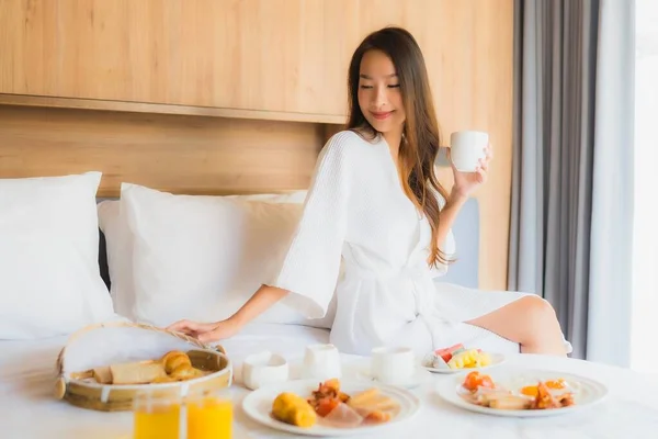 ポートレート美しい若いアジアの女性は朝食でお楽しみください — ストック写真