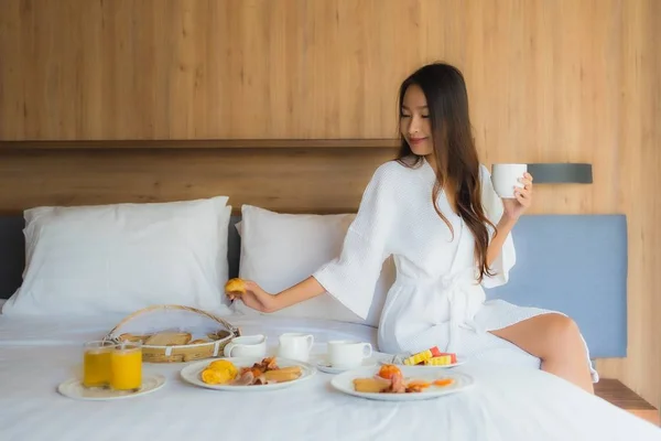 Portrait beautiful young asian woman happy enjoy with breakfast — 스톡 사진