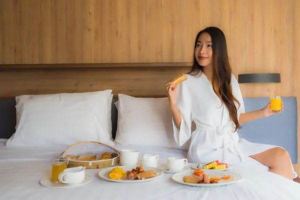 ポートレート美しい若いアジアの女性は朝食でお楽しみください — ストック写真