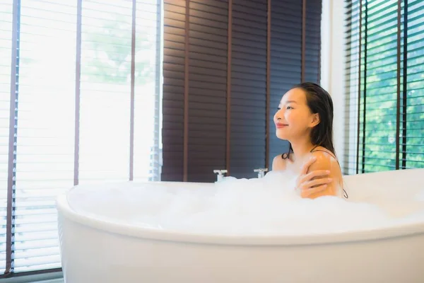 Retrato bonito jovem asiático mulher feliz sorriso relaxar tomar um ba — Fotografia de Stock