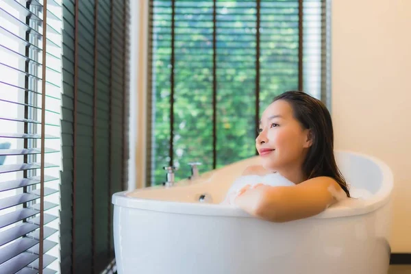 Retrato hermosa joven asiática mujer feliz sonrisa relajarse tomar un ba — Foto de Stock