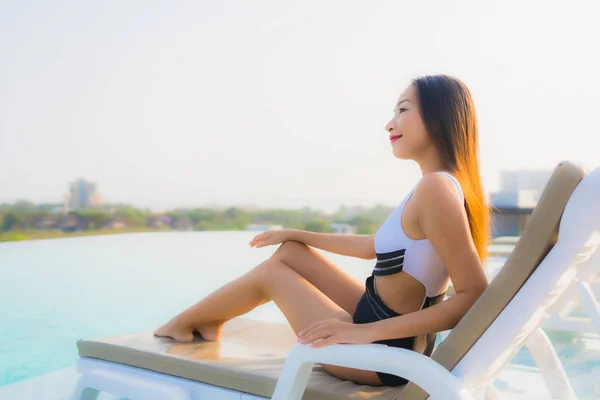 Ritratto bella giovane donna asiatica felice sorriso rilassarsi intorno ou — Foto Stock