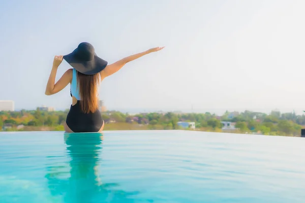 Retrato bonito jovem asiático mulher feliz sorriso relaxar ao redor ou — Fotografia de Stock