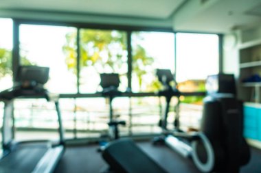 Beden eğitimi odasının içi spor malzemeleriyle dolu.