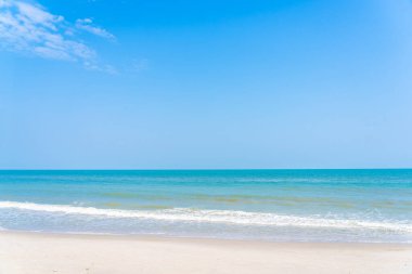 Plajın etrafındaki güzel tropikal okyanus mavi gökyüzü beyaz kl