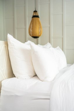 Yatak odasının iç dekorasyonunda yastık.
