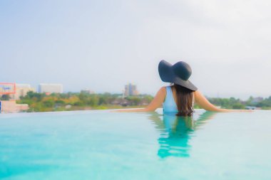 Asyalı kız mutlu gülümsemek güzel genç kadın portre dinlenmek