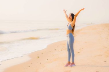 Portre sporu genç Asyalı kadın egzersiz ya da koşuya hazırlan 