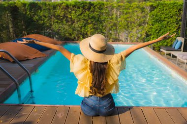 Asyalı genç bir kadının portresi mutlu bir gülümseme açık havada yüzmek