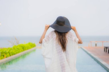 Asyalı genç bir kadının portresi mutlu bir gülümseme açık havada yüzmek