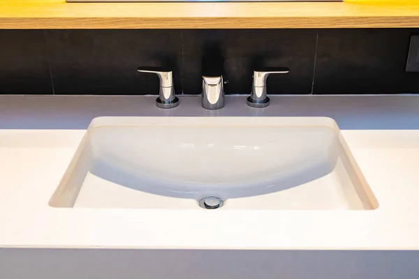 Robinet d'eau Décoration d'évier dans la salle de bain — Photo