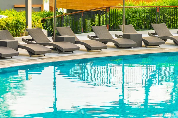 Umbrella and chair sofa around outdoor swimming pool in hotel re — Stock Photo, Image