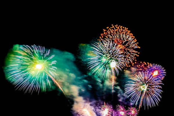 Hermosa exhibición de fuegos artificiales de colores en la noche para celebrar — Foto de Stock