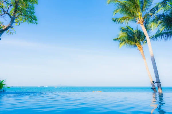 Beautiful landscape of outdoor swimming pool in hotel resort — Stock Photo, Image