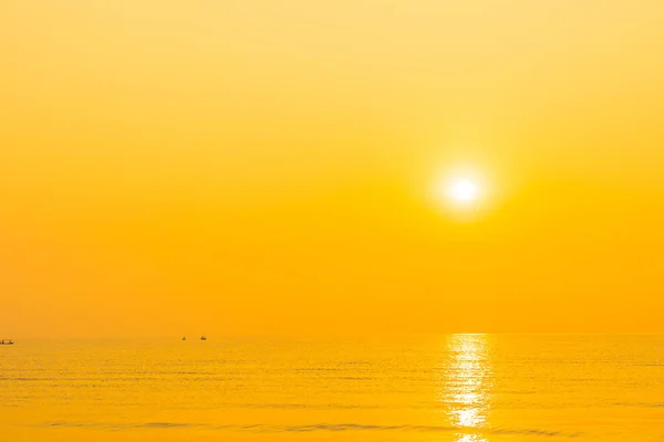 日出或日落时美丽的热带海滩 — 图库照片