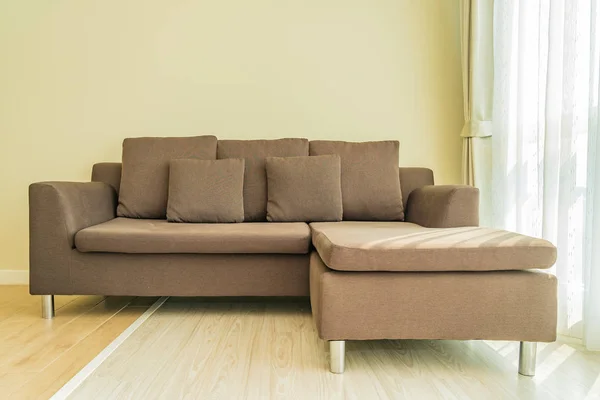 Poduszka na kanapie dekoracji wnętrz salonu — Zdjęcie stockowe