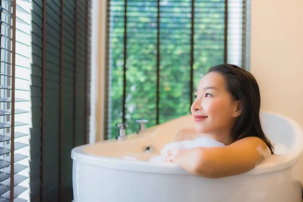 Ritratto bella giovane donna asiatica felice sorriso relax prendere un ba — Foto Stock