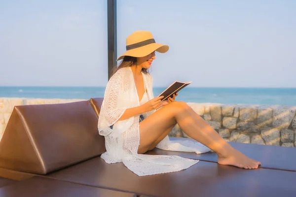Портрет молодой азиатской женщины читать книгу вокруг пляжа моря океан — стоковое фото
