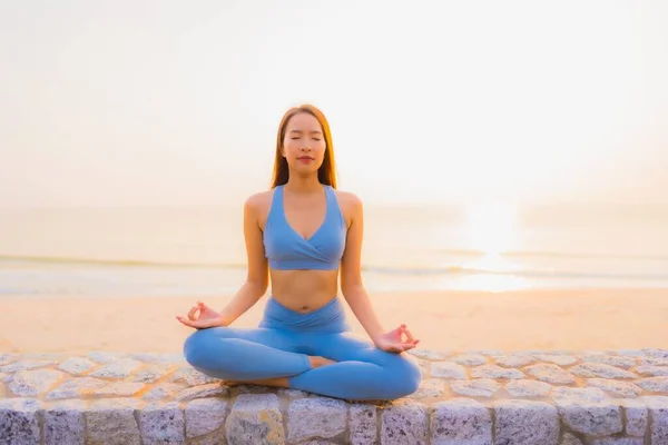 Portrait jeune femme asiatique faire méditation autour de la mer plage océan — Photo