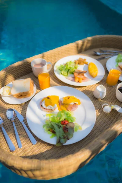 Desayuno flotante alrededor de la piscina exterior — Foto de Stock