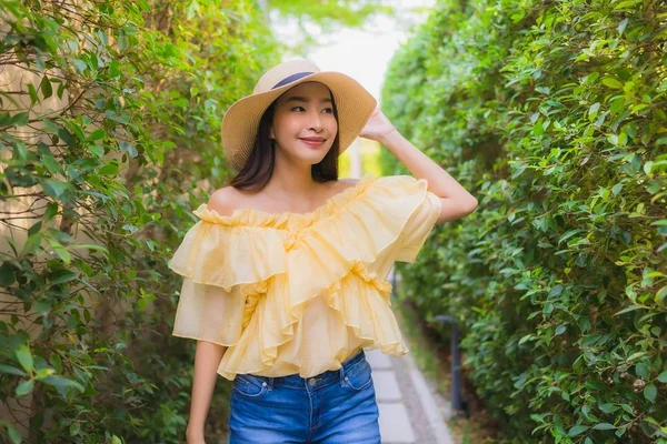 Ritratto giovane donna asiatica felice sorriso rilassarsi intorno natu all'aperto — Foto Stock