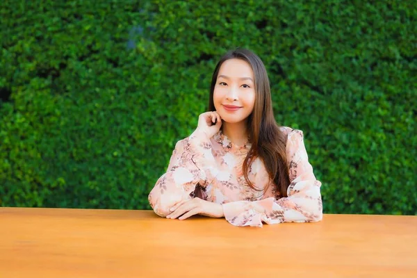 Porträt schöne junge asiatische Frauen glücklich lächeln im Freien — Stockfoto