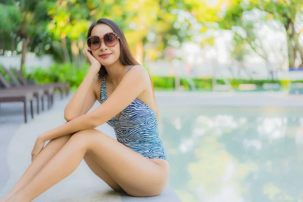 Mooie jonge aziatische vrouwen gelukkig glimlach ontspannen rond outdoor swi — Stockfoto