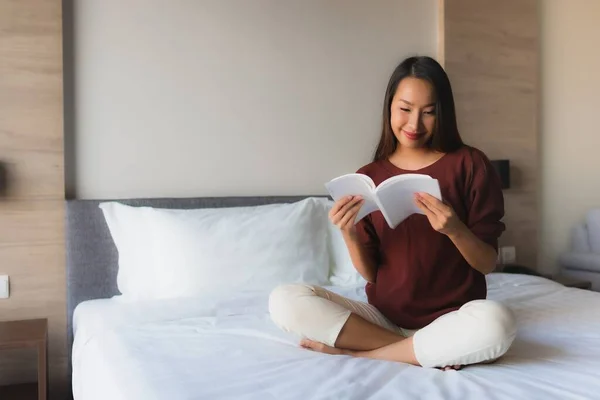 Ritratto belle giovani donne asiatiche leggere libro sul letto — Foto Stock