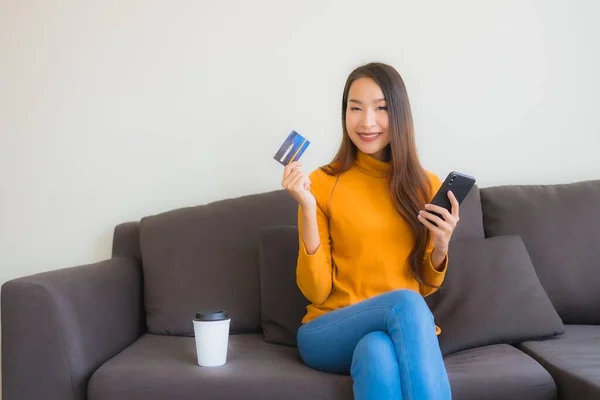 Portret jonge aziatische vrouw met behulp van laptop computer met slimme mobi — Stockfoto