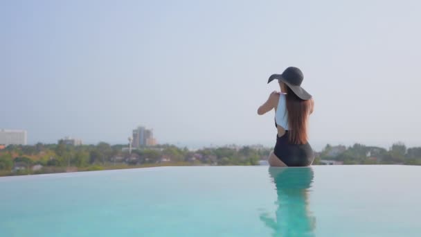 Footage Beautiful Asian Woman Relaxing Pool Hotel — Stock Video