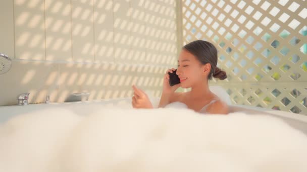 Metraje Hermosa Mujer Asiática Tomando Baño Con Burbujas Jabón — Vídeos de Stock